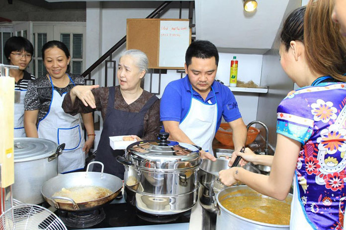 Lớp dạy nấu ăn của cô Dzoãn Cẩm Vân - Địa chỉ học nấu ăn ở TPHCM | Image: Lớp dạy nấu ăn của cô Dzoãn Cẩm Vân