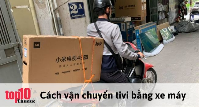 Vận chuyển tivi bằng xe máy an toàn | Nguồn: Internet